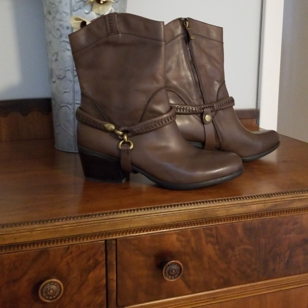 B Makowsky boots